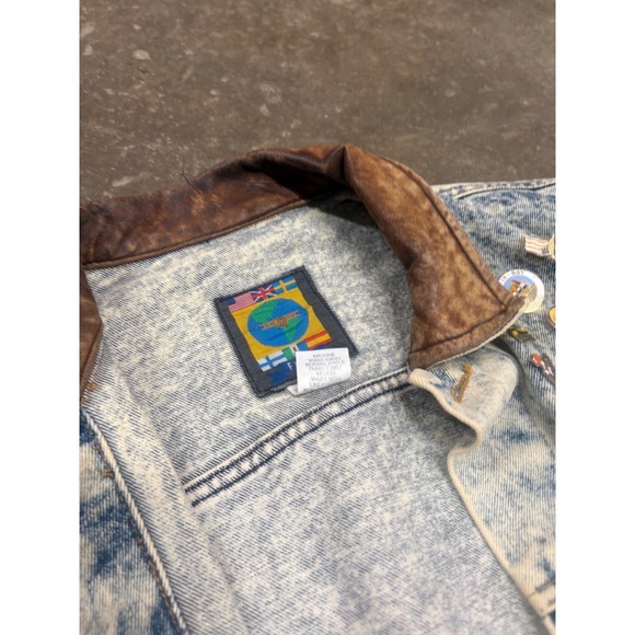 Vintage rare Fluid Acid Wash Denim Jacket with Leather Collar and Pins - Picture 5 of 11